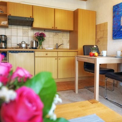 Ferienwohnung Möwensteert - Wohnzimmer mit Küchenzeile
