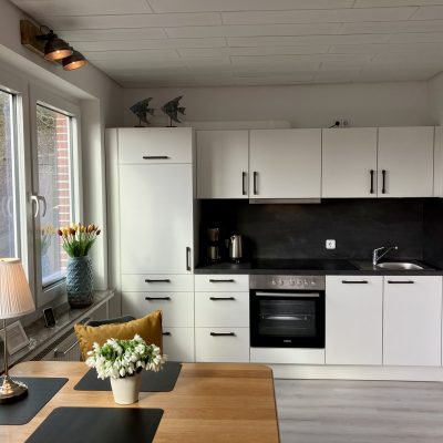 Ferienwohnung Strandflieder - Wohnzimmer mit Küchenzeile