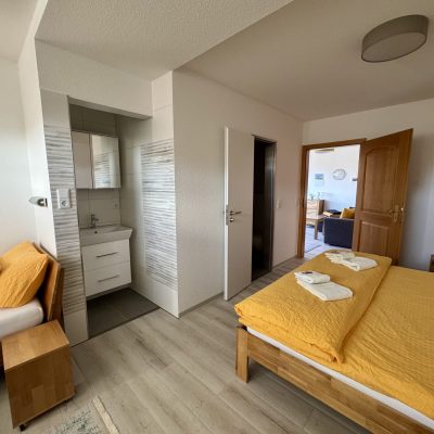 Ferienwohnung Strandflieder - Blick auf Nische und Badezimmer