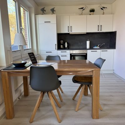 Ferienwohnung Strandflieder - Esstisch und Küche
